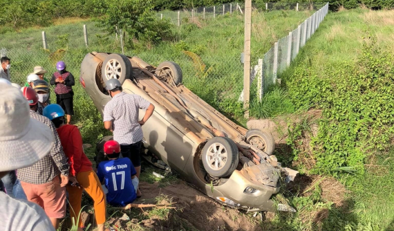 Tây Ninh: Ô tô Toyota Camry lật ngửa dưới mương nước, tài xế tử vong