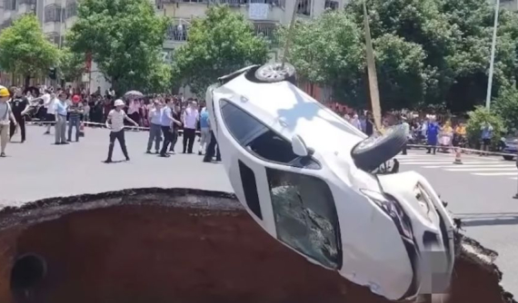 Video: Tài xế thiếu tập trung, lái xe rơi xuống "hố tử thần"