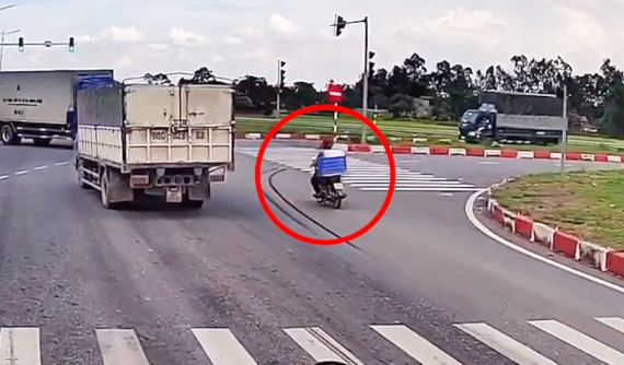 Video: Xe máy chạy nhanh qua ngã ba, va chạm với ô tô tải khiến 1 người tử vong tại Hà Nam
