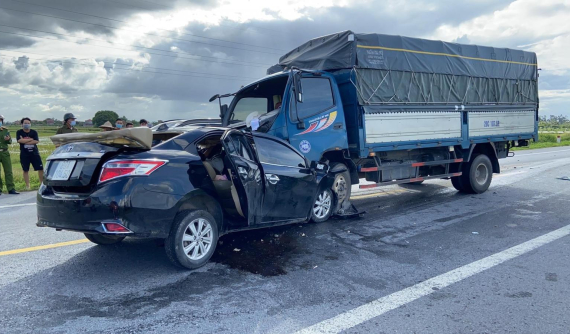 Video: Toyota Vios lao sang làn đường ngược chiều, tông trực diện xe tải khiến 3 người tử vong tại Hưng Yên