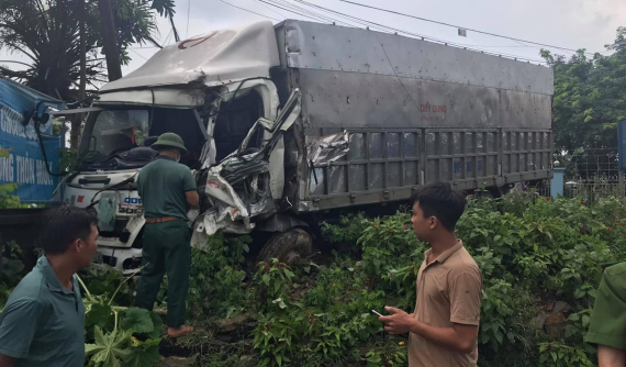 Video: Phóng nhanh, vượt ẩu trong cơn mưa lớn, ô tô tải gây tai nạn tại Phú Thọ
