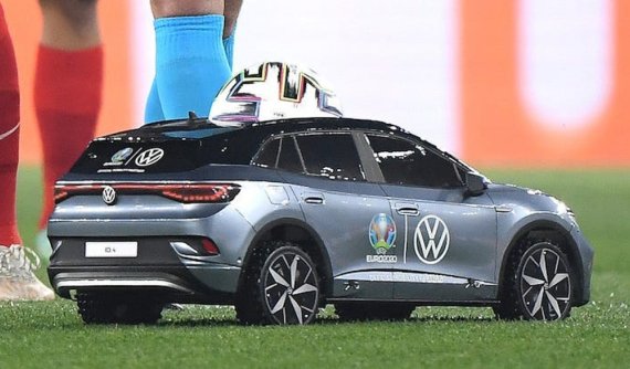 Chiếc ô tô Volkswagen tí hon, đưa bóng vào sân trong trận khai mạc Euro 2020 khiến cư dân mạng thích thú