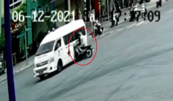 Video: Va chạm với xe cấp cứu tại ngã tư của Bình Dương, 2 thanh niên đi Suzuki Satria F150 nhập viện