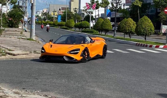 Video: Siêu xe McLaren 765LT lăn bánh tại Rạch Giá khiến không ít người choáng