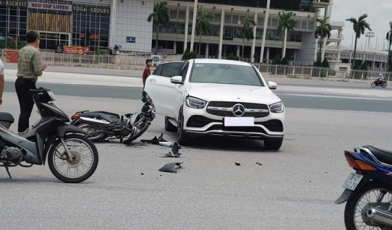 Hà Nội: Nam shipper tông xe máy vào Mercedes-Benz GLC 300 Coupe