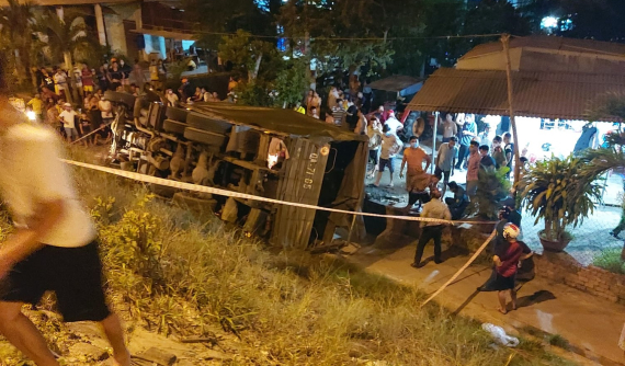 Quảng Nam: Xe tải quân đội lật xuống vệ đường, 2 người tử vong