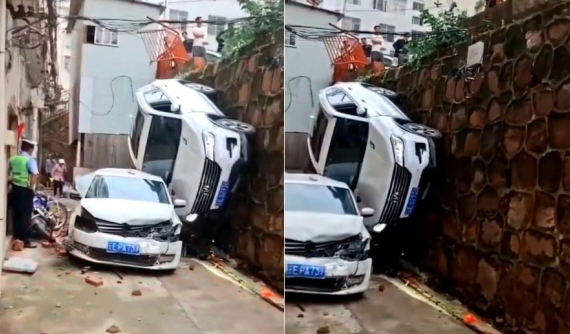 Video: Nữ tài xế lái xe SUV tông trúng ô tô đang đỗ, cả hai xe rơi xuống ngõ từ độ cao 6 m
