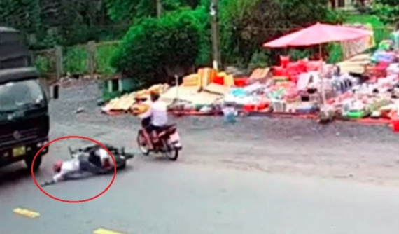 Video: Ô tô tải vượt ẩu, cán tử vong người đi xe máy tại Đồng Nai