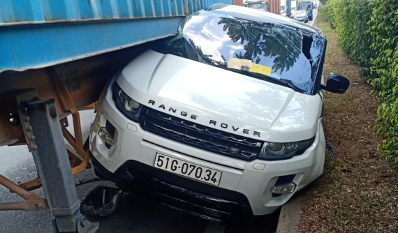 Va chạm với xe container, SUV hạng sang Range Rover Evoque bẹp dúm