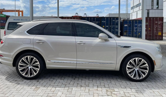 Bentley Bentayga V8 đời 2021 về nước với màu sơn lạ, khẳng định độ chơi SUV siêu sang của nhà giàu Việt