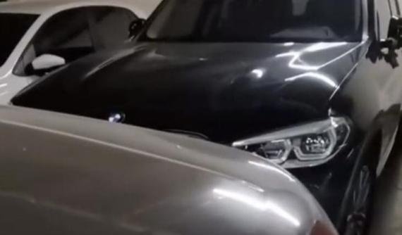 Chiếm chỗ đỗ xe cá nhân của nữ đại gia, người lái chiếc BMW bị chắn lối ra suốt hơn 4 tháng