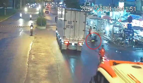 Video: "Phóng nhanh", phanh gấp, thanh niên đi xe máy tử vong dưới gầm ô tô tải