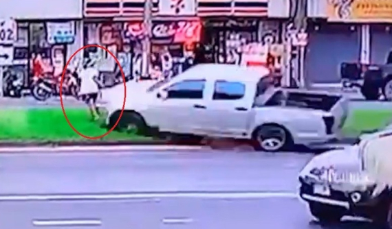 Video: 2 ô tô nối đuôi nhau lao lên dải phân cách, người phụ nữ suýt mất mạng