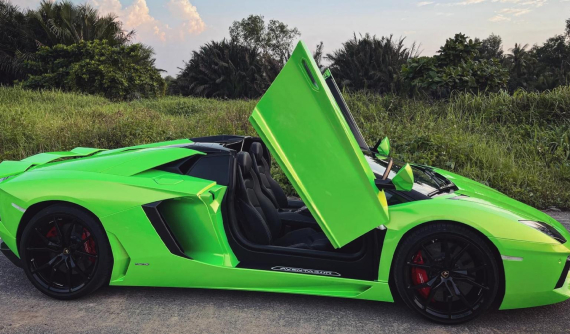 Lamborghini Aventador Roadster màu xanh lá rất lạ xuất hiện tại Sài thành