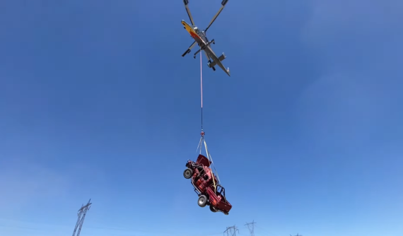 YouTuber thả rơi tự do Toyota Hilux từ độ cao hơn 3.000 mét để kiểm tra sức bền