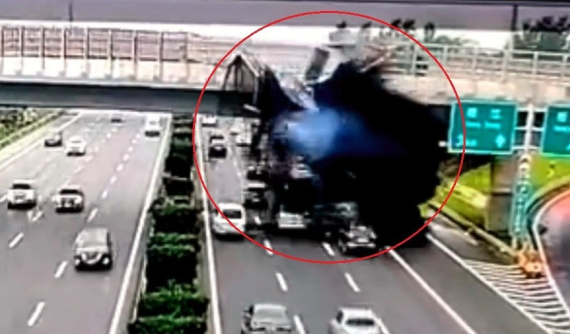 Video: Xe ben lật trên cầu vượt, đổ nhựa đường xuống hàng loạt ô tô con bên dưới
