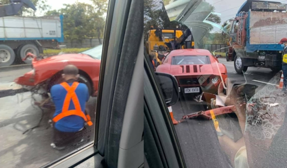 Video: Ford GT40 nát bét đầu xe sau khi chạy cùng 1 chiếc Ford GT40 khác và Ferrari 488 Pista