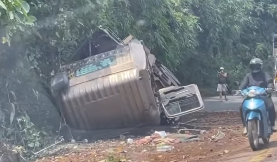 Video: Xe tải nát tươm cabin trên đèo Bảo Lộc, tài xế thoát chết thần kỳ