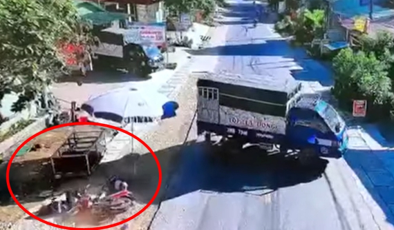 Video: Xe máy tông vào ô tô tải đang lùi ra đường ở Lạng Sơn khiến 2 người bị thương nặng
