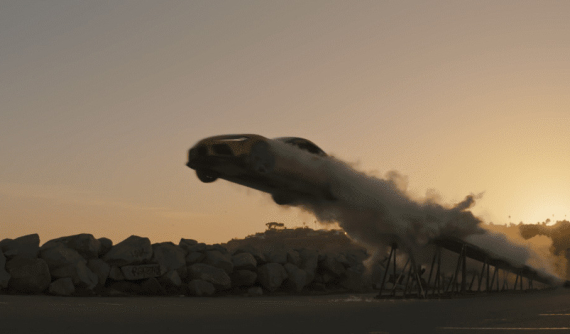 Nhằm gây chú ý, Toyota GR Supra mới thực hiện màn mạo hiểm bay xa 30 mét trên không