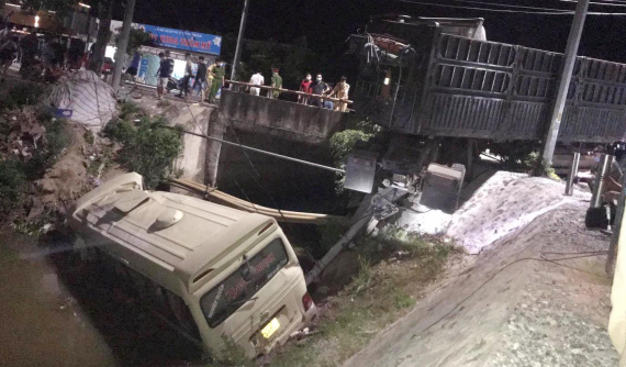 Hưng Yên: Va chạm với xe đầu kéo, ô tô khách lao xuống sông, 7 người thương vong