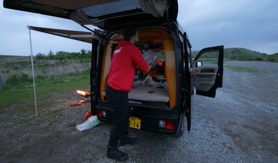 Chiếc xe kei cắm trại tí hon này có đủ mọi thứ để bạn yên tâm đi "phượt dài hơi"