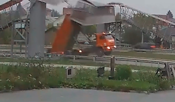 Video: Tài xế quên hạ thùng sau, xe ben tông sập cầu vượt đi bộ