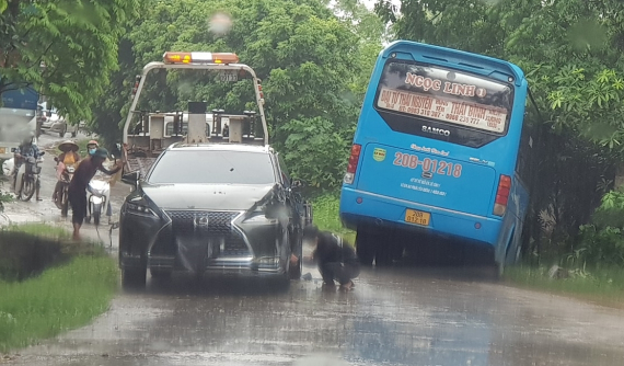 Thái Nguyên: Lexus RX mới tinh nát tươm bên hông xe sau va chạm với xe khách ở khúc cua