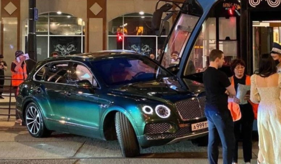 Video: Tiểu thư nhà triệu phú lái Bentley Bentayga "tạt đầu" tàu điện, gây tai nạn