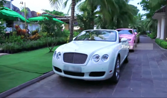 Bà chủ Đại Nam lại khoe dàn xe siêu sang đắt đỏ với sự xuất hiện của 1 chiếc Bentley mui trần