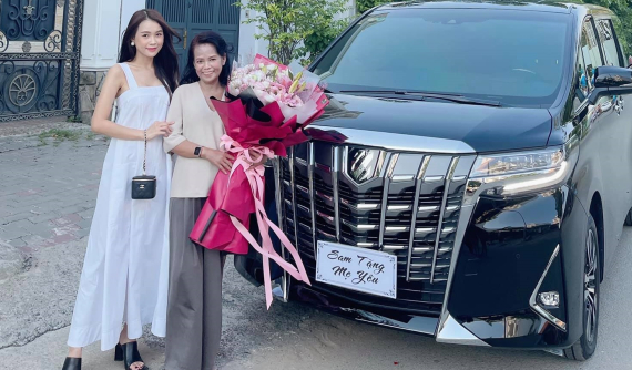 Mua tặng mẹ Toyota Alphard hơn 4,6 tỷ đồng, Sam gây sốc khi tiết lộ để cho mẹ đi chợ