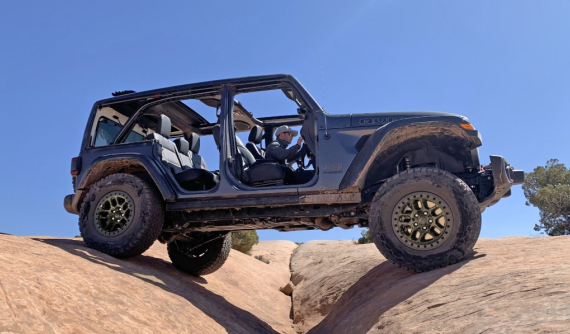 Jeep Wrangler Xtreme Recon Package trình làng với gầm cao 327 mm và khả năng lội nước 853 mm