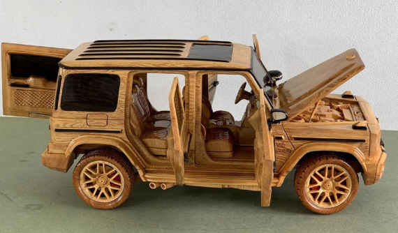 Dù chỉ là mô hình gỗ, Mercedes-AMG G63 2021 vẫn toát lên vẻ sang trọng và mạnh mẽ