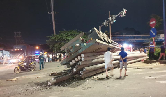 Video: Xe đầu kéo chở cột điện lật ngang, đè tử vong thanh niên đi xe máy vượt đèn đỏ tại Bình Dương