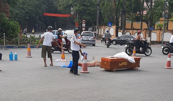 Video: Tông tử vong người phụ nữ đi bộ, tài xế ô tô tải bỏ chạy khỏi hiện trường