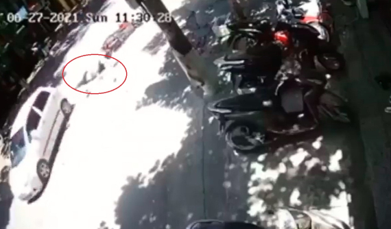 Video: Bất ngờ ngã ra đường, người phụ nữ đi xe máy bị ô tô tông tử vong tại Ninh Bình