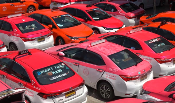 Video: Hàng nghìn chiếc xe taxi "nằm đắp chiếu" vì ảnh hưởng của đại dịch Covid-19