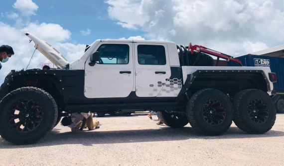 "Khủng long" Apocalypse HellFire 6x6 về Campuchia, bản độ xe Jeep dành cho giới siêu giàu