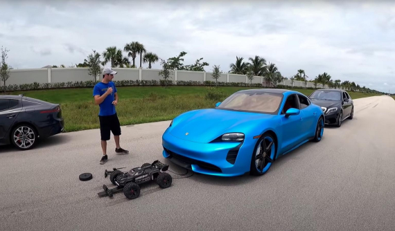 Gặp gỡ Colossus - Chiếc xe điều khiển từ xa có thể kéo đồng lúc cả Porsche Taycan và AMG S63