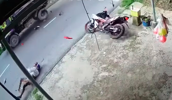 Video: Tông vào ô tô tải đi từ đường nhánh ra, thanh niên đi Yamaha Exciter 155 bị hất văng tại Sóc Trăng