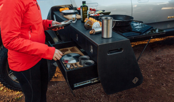 Rivian R1T - Xe bán tải tích hợp cả bếp từ và bồn rửa trong xe