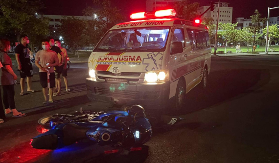 Video: Thanh niên đi mô tô Suzuki GSX-R150 va quệt với xe máy rồi tông vào xe cứu thương