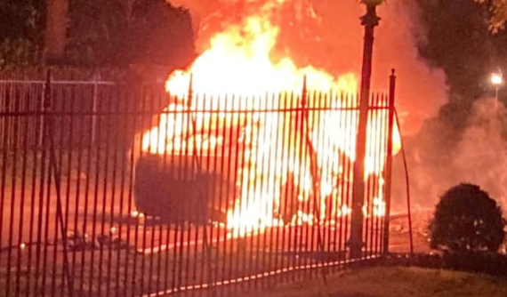 Tesla Model S Plaid bốc cháy không rõ nguyên nhân, may mắn không ai bị thương