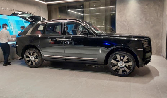 SUV siêu sang Rolls-Royce Cullinan chính hãng đầu tiên ở Sài Gòn