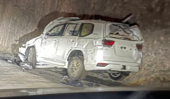 Lô xe Toyota Land Cruiser 2022 hư hỏng nặng sau khi gặp nạn trên đường vận chuyển