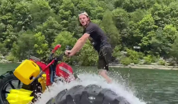 Theo dõi YouTuber dùng chiếc Honda 3 bánh độ lốp "quái vật" để đi trên hồ nước