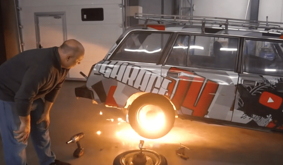 Người Nga thử nghiệm lắp đá lửa vào đệm phanh và cái kết "rực rỡ như pháo hoa"