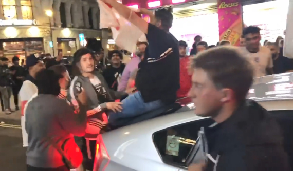 Video: Đám đông đập phá ô tô sau chiến thắng "huỷ diệt" của Anh trước Ukraine