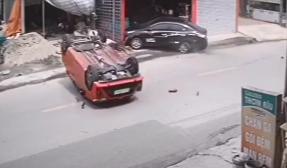 Video quay khoảnh khắc xe Toyota Wigo tông vào ô tô đỗ bên đường khiến xe "ngửa bụng" tại Nam Định