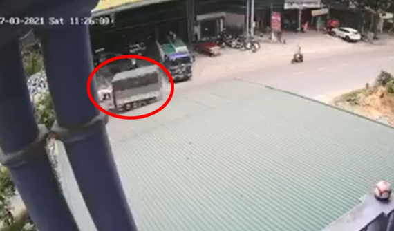 Video: Ô tô tải tông vào xe tải đang dừng đỗ bên đường, gia đình 3 người thương vong